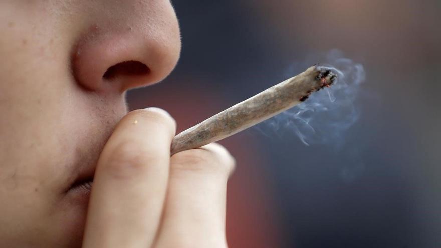 Un joven se fuma un porro durante una concentración a favor de la legalización de la marihuana.