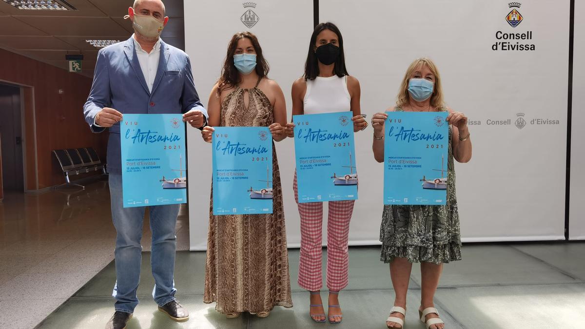 Ignacio Revilla, Irene Torres, Maria Fajarnés e Isabel Echávarri, ayer, durante la presentación, en la sede del Consell de Eivissa.