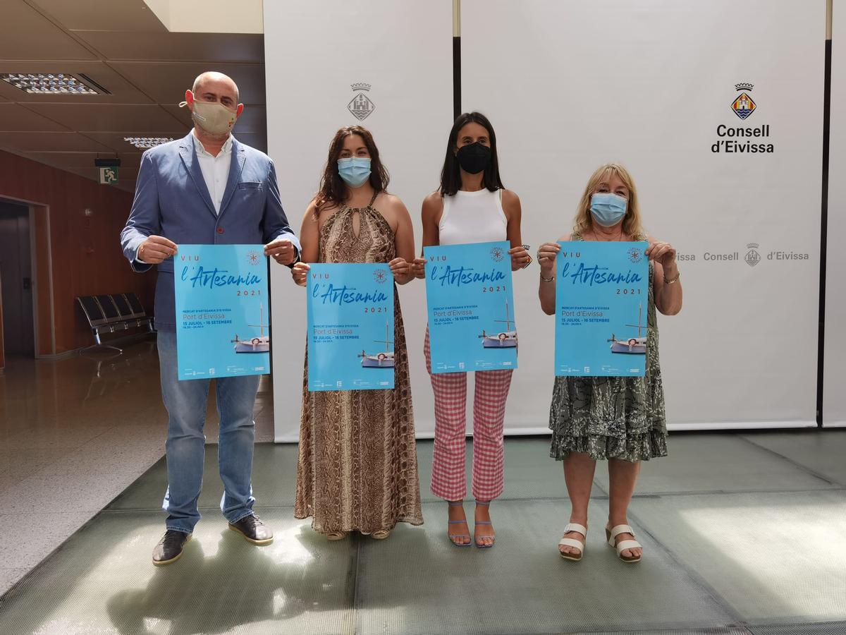 Ignacio Revilla, Irene Torres, Maria Fajarnés e Isabel Echávarri, ayer, durante la presentación, en la sede del Consell de Eivissa.