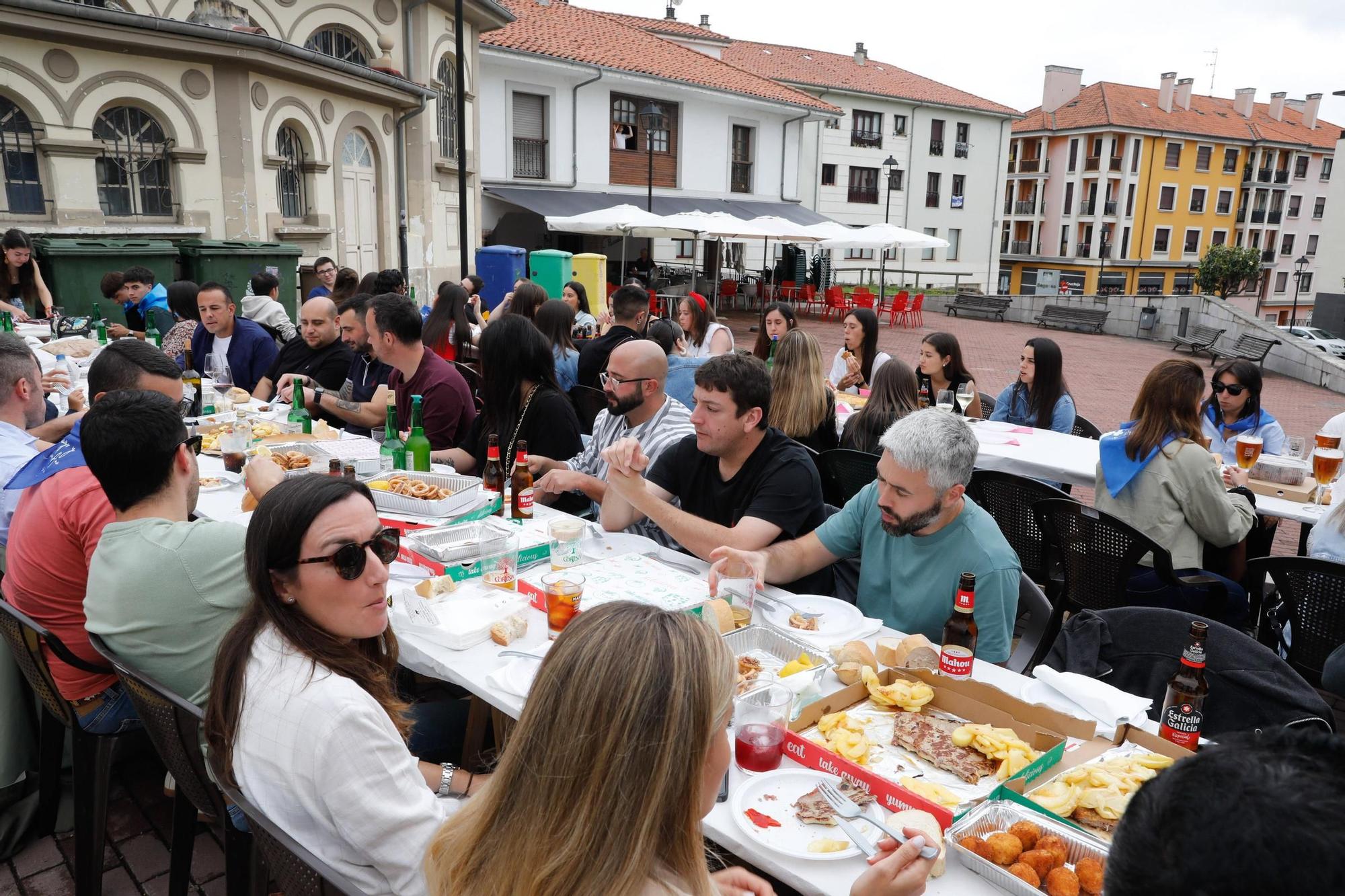 Grado abre boca para Santiago con la comida en la calle