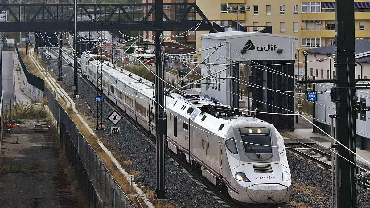 Uno de los trenes con los que se realiza la formación sale de la estación de Zamora.