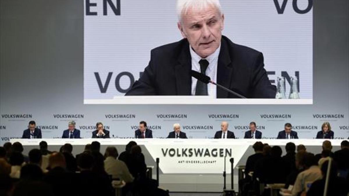 Matthias Müller, presidente de Volkswagen, se dirige a los periodistas en la rueda de prensa de ayer en Wolfsburg (Alemania).