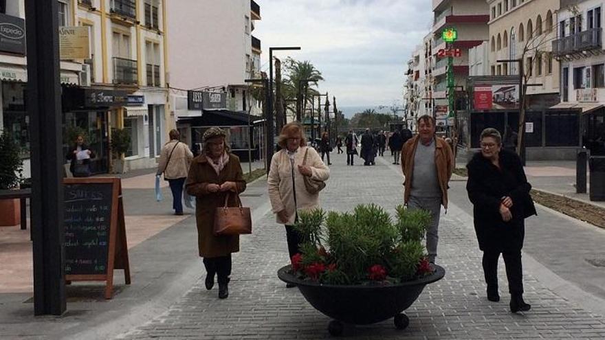 Peatones caminan por la avenida Marqués del Duero, cerrada al tráfico.