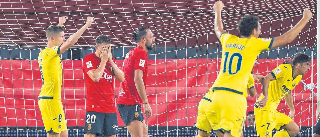 Los jugadores del Villarreal celebrando el gol de Gerard Moreno.