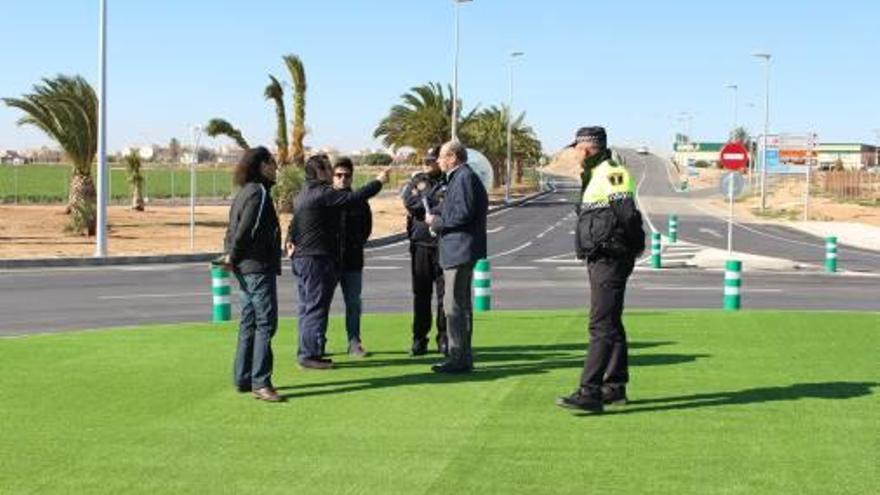 Ramos y Albaladejo, junto a técnicos y policías, en la nueva rotonda.