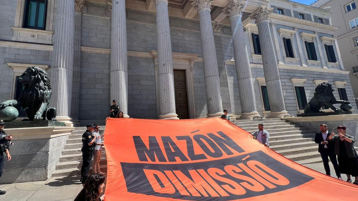 Compromís despliega una pancarta de Mazón dimisión en el Congreso.