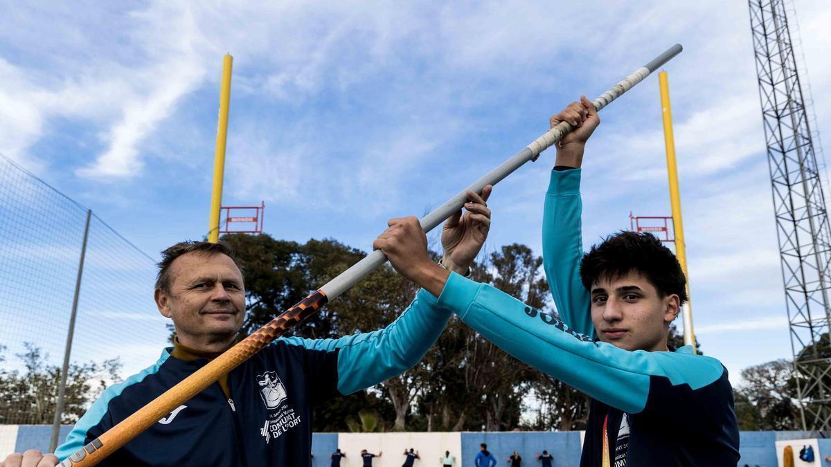 Marco Trasobares, del Club Atletisme Sant Joan, campeón sub-18 de pértiga, se costea el material para entrenar junto al olímpico Grigori Yegórov