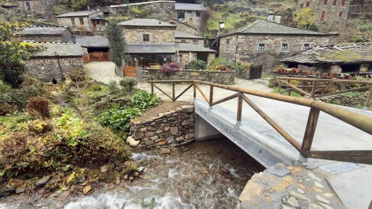 El nuevo puente de acceso a As Veigas.