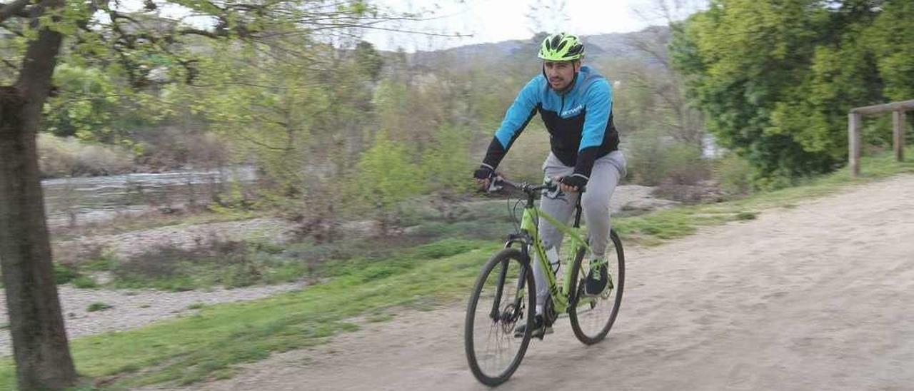 Un ciclista disfrutando ayer de los accesos ribereños ya mejorados . // Iñaki Osorio