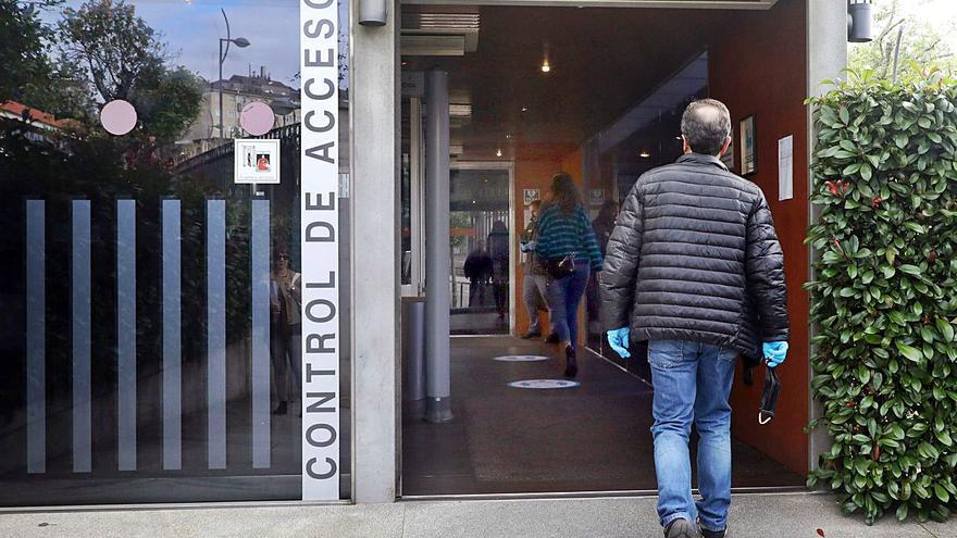Un empleado público entra en la sede central de la Xunta en Santiago. | // XOÁN ÁLVAREZ