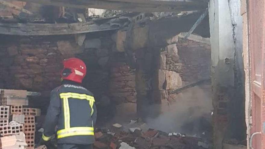 Un bombero, en la casa destrozada. // FdV