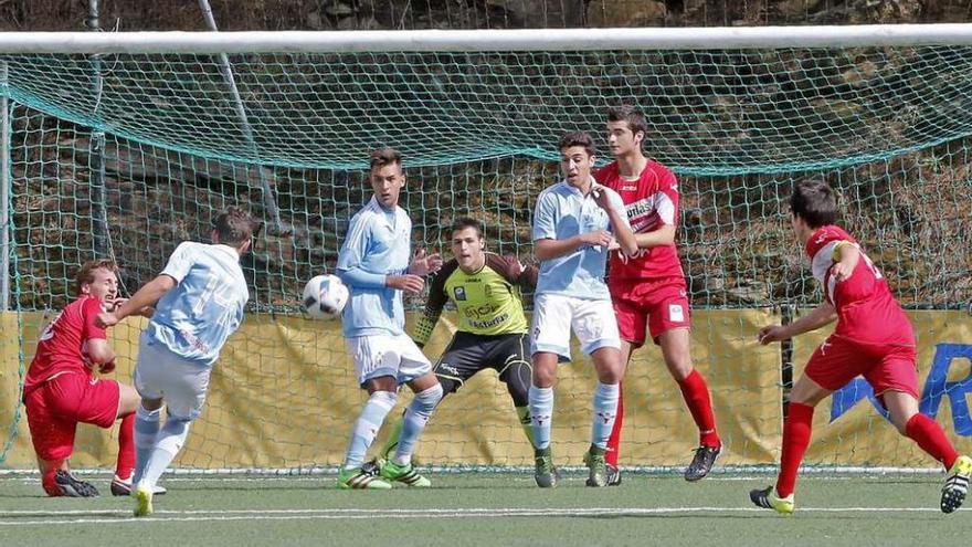 Una acción ofensiva del Celta juvenil durante un encuentro disputado en A Madroa. // Marta G. Brea