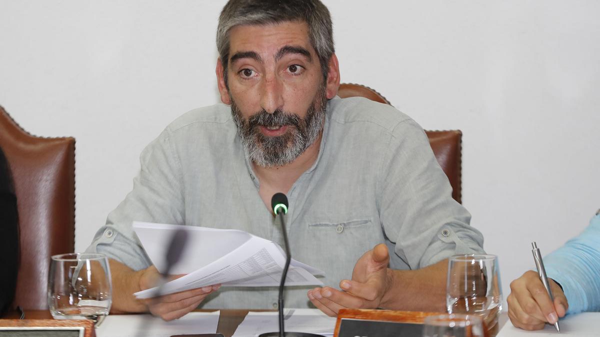 Iago Pereira Moreda en un pleno en el concello de Baiona