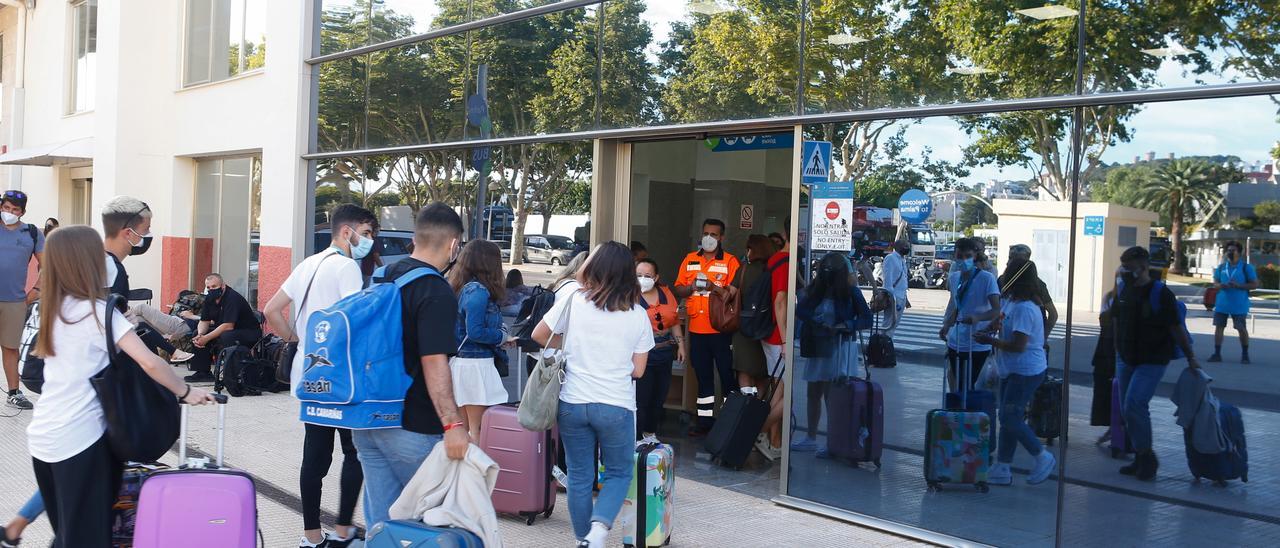 Estudiantes saliendo del hotel de Palma de Mallorca.