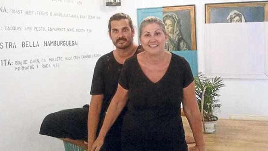 Juanita Perelló y su hijo Víctor Cardona, el artífice de un local que le rinde homenaje.