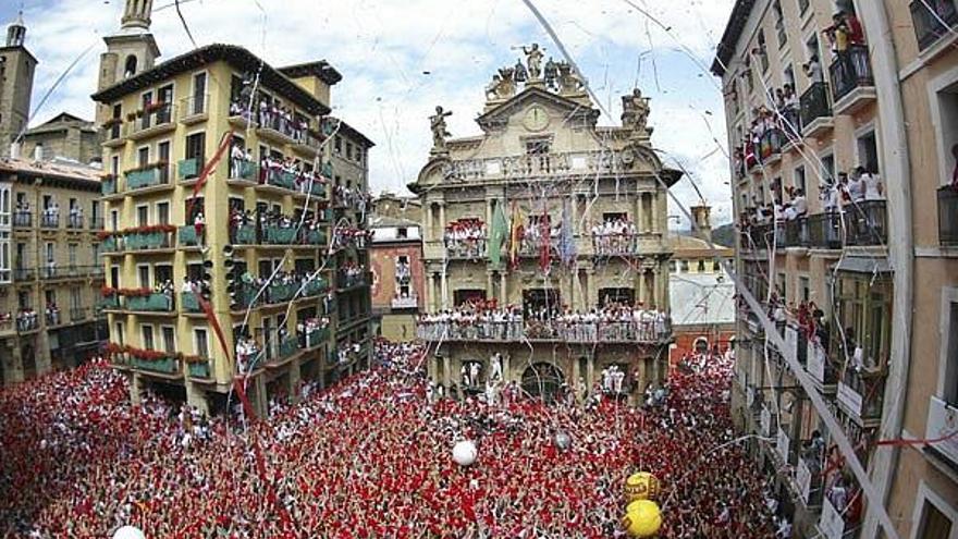 No cabía un alma ante el Ayuntamiento de Pamplona cuando se dio el &quot;chupinazo&quot;.