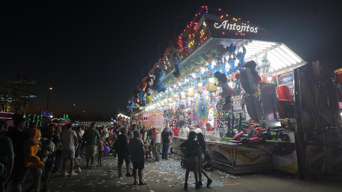 La tómbola Antojitos reúne todos los días a miles de visitantes en la Feria de Valdespartera