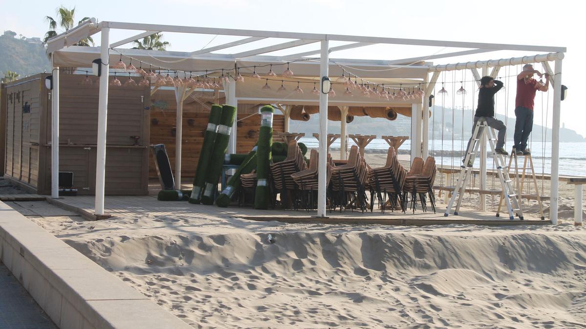 Las playas de Benicàssim contarán además con siete chiringuitos que ya se están montando de cara a Semana Santa repartidos por los siete kilómetros de litoral en las playas de la Almadrava, Torreón, El Terrers y Heliópolis.
