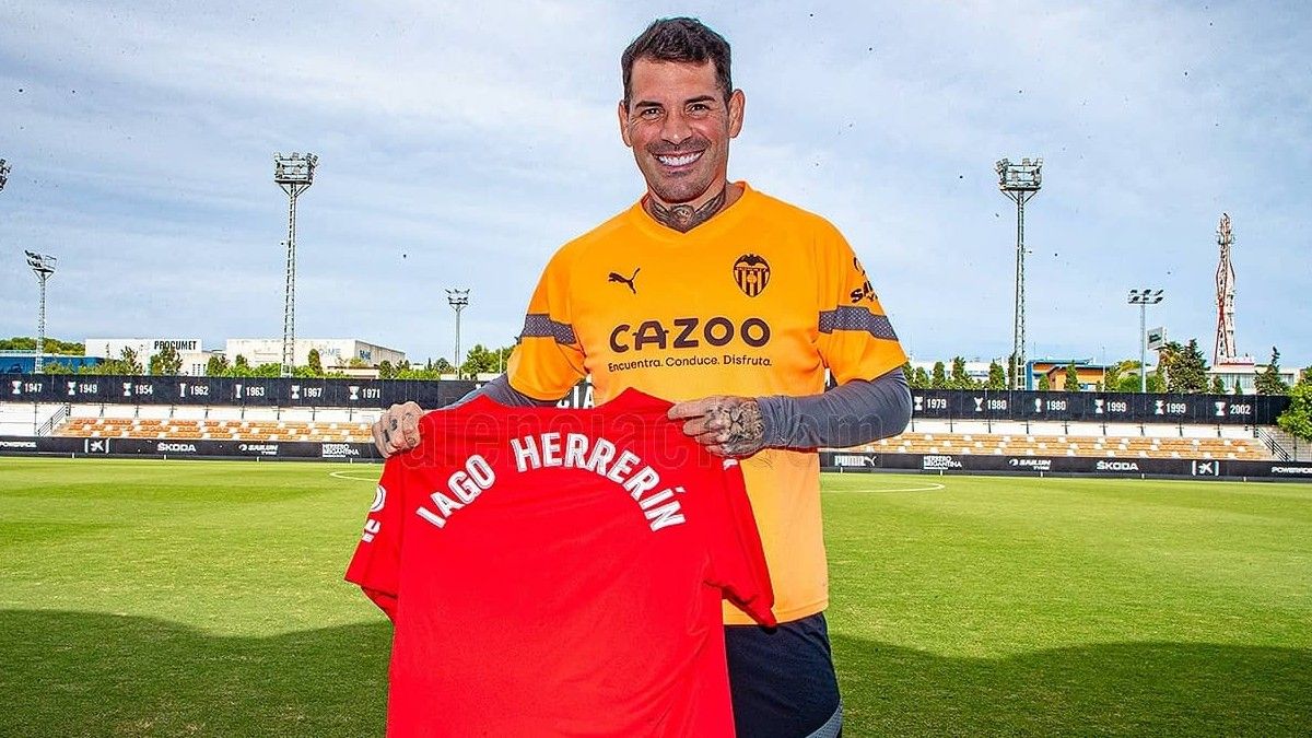 Iago Herrerín ya ha sido presentado como nuevo portero 'che' | Valencia CF