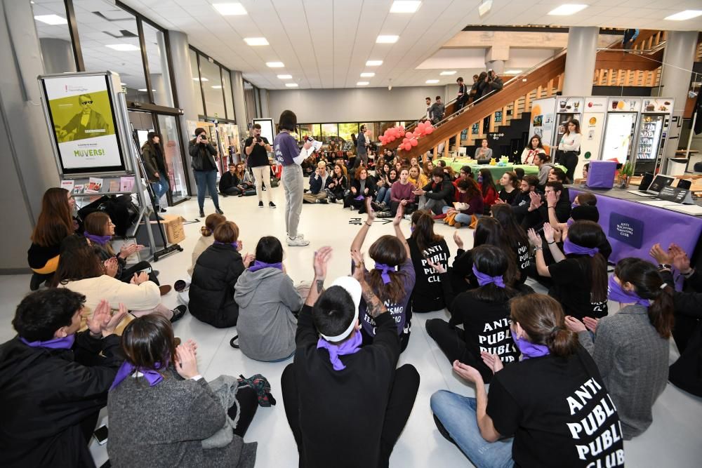 Sentada y performance feministas en el campus de Pontevedra