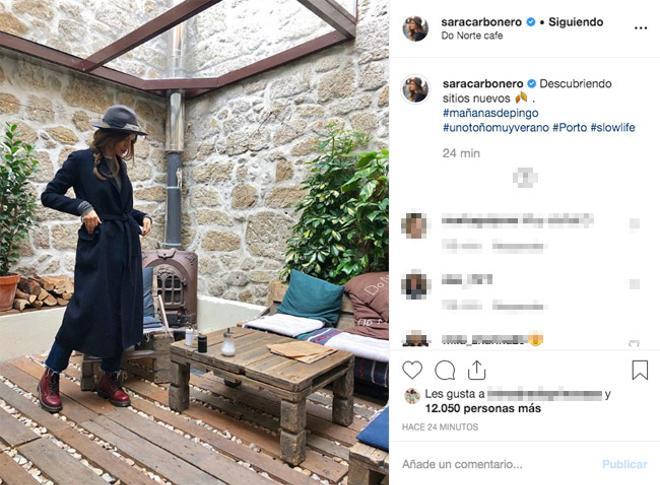 Sara Carbonero con abrigo con lazada, botas Dr. Martens y sombrero