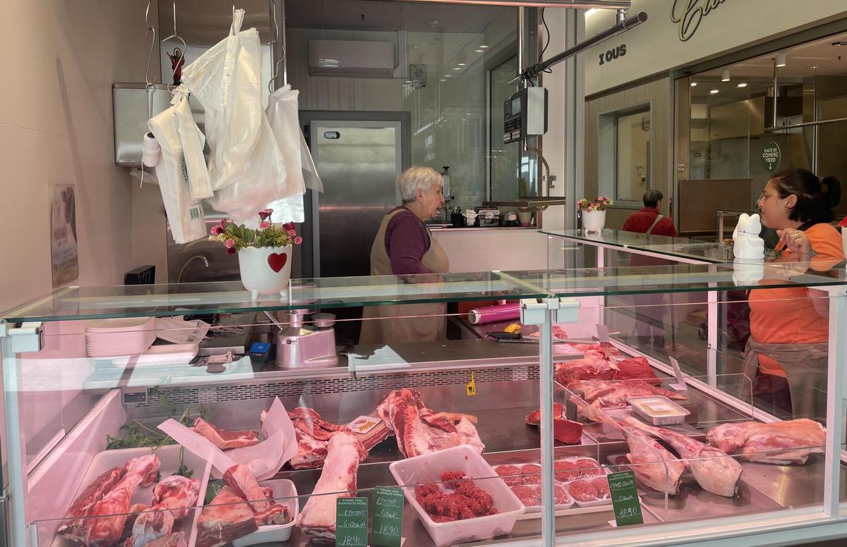 Carme Serramià atendiendo a una vecina de Nou Barris en el nuevo Mercat de Montserrat