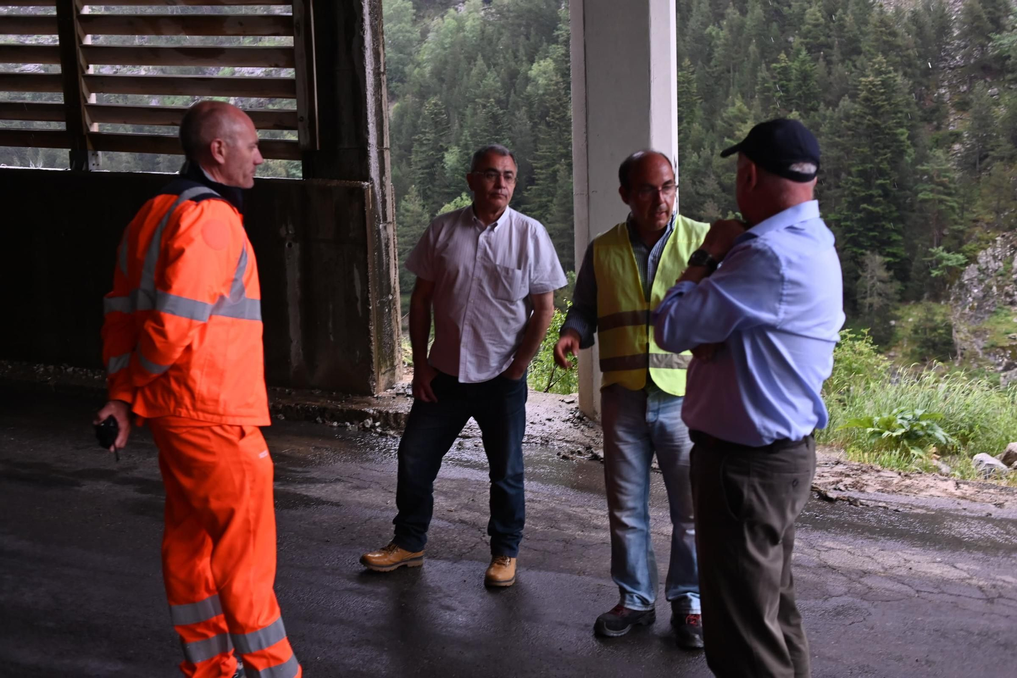 En imágenes | La DGA evacua a las personas aisladas en el Balneario de Panticosa y continúa trabajando en el arreglo de la carretera