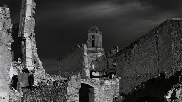 'Corbera d'Ebre' (1998), imagen tomada por el fotógrafo Humberto Rivas, que forma parte de la exposición 'Huellas', que puede verse en el Arxiu Fotogràfic de Barcelona.