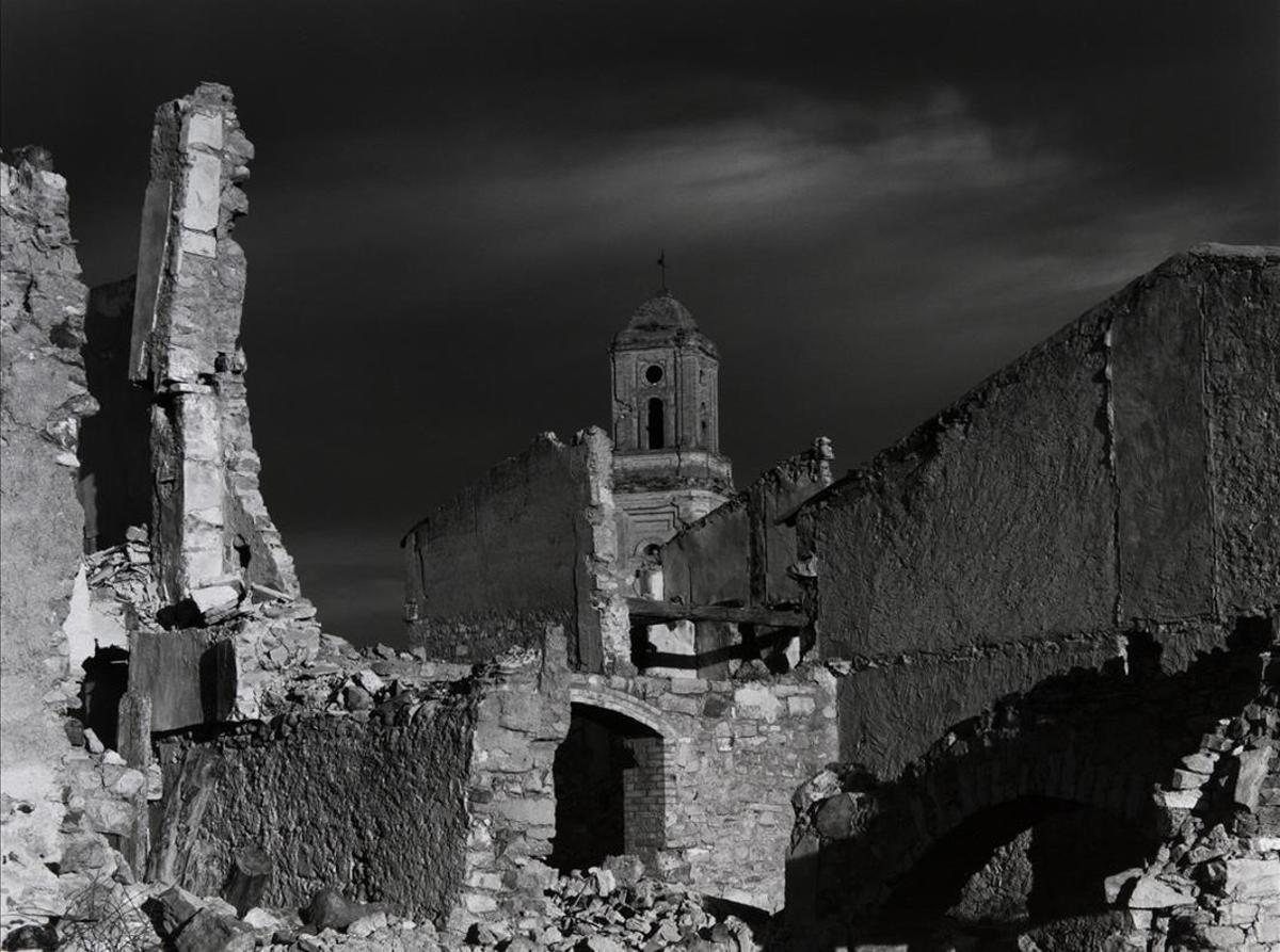'Corbera d'Ebre' (1998), imagen tomada por el fotógrafo Humberto Rivas, que forma parte de la exposición 'Huellas', que puede verse en el Arxiu Fotogràfic de Barcelona.
