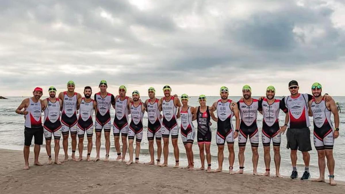 Integrantes del CD ISD Huracán en el Triatlón de Sagunto