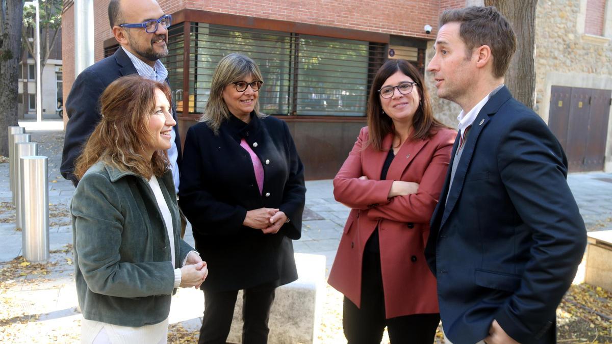 Los representantes de Junts delante de la comisaria de Can Burrassó de Girona