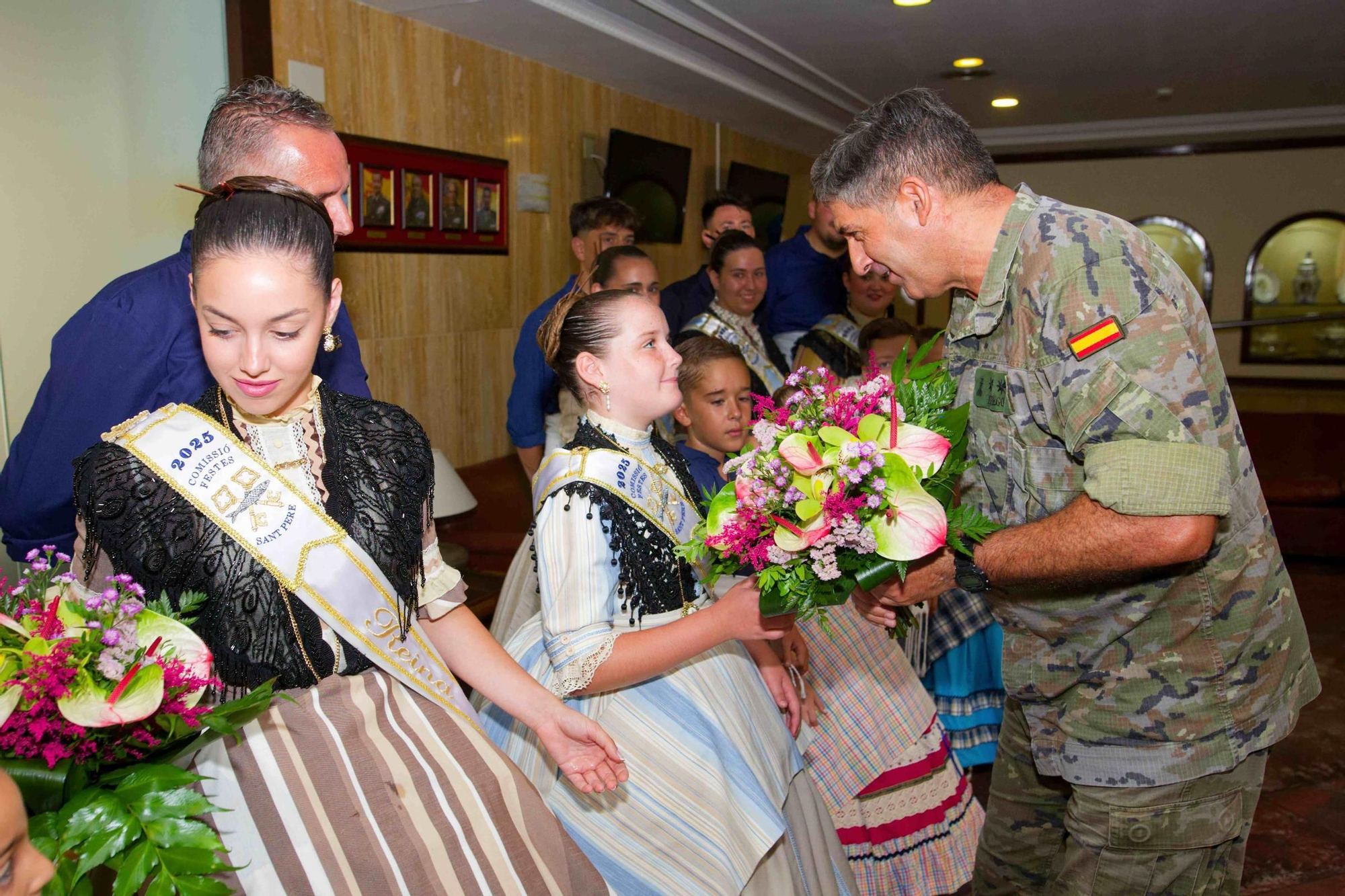 Visita de las reinas de las fiestas del Grau a la residencia militar La Plana