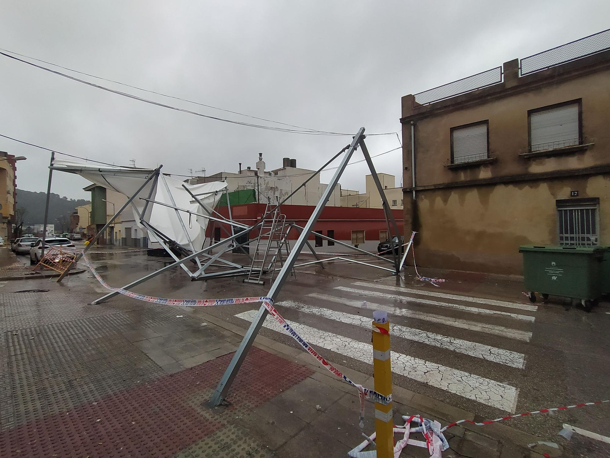 La carpa de la falla la Dula de Tavernes cede por la lluvia