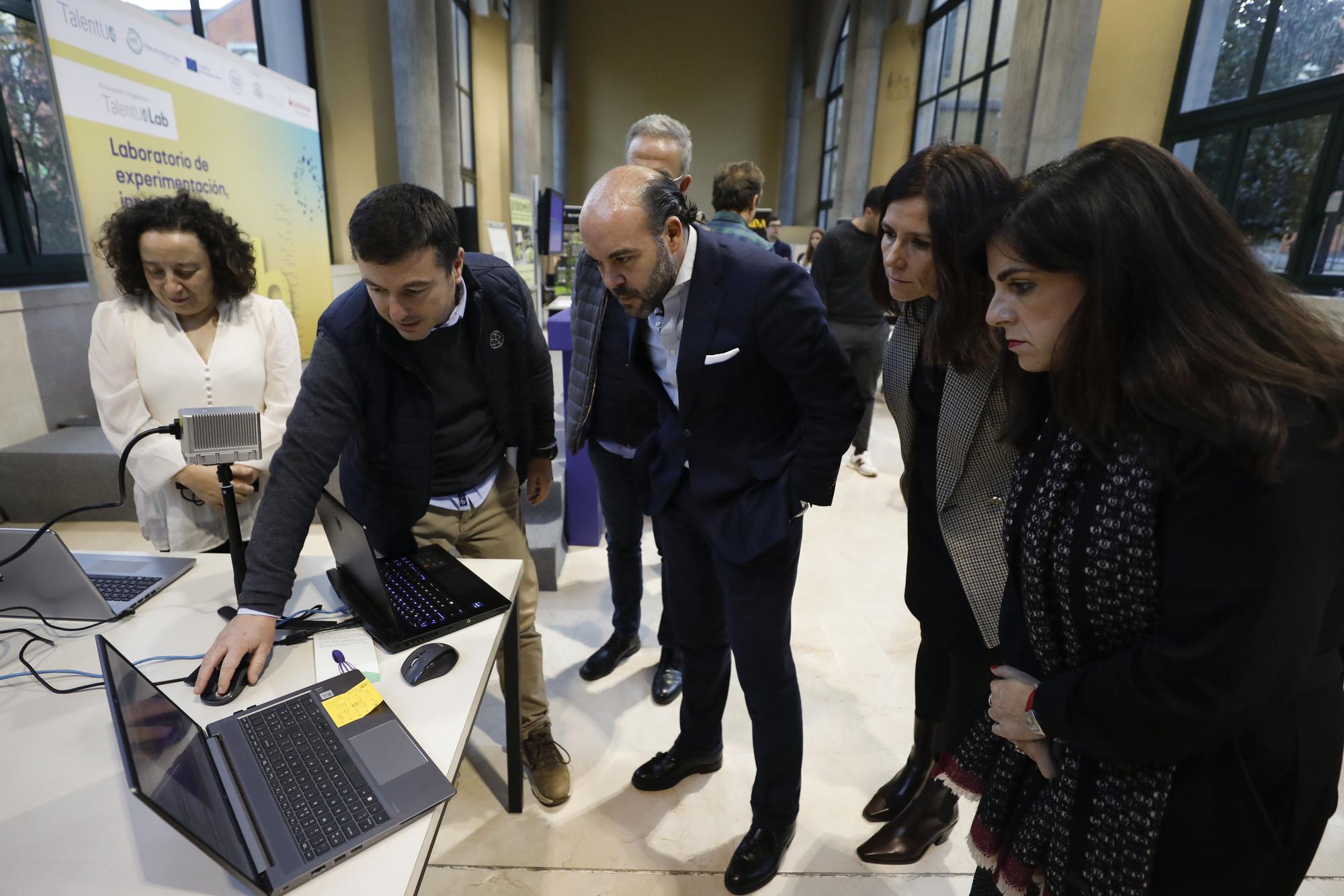 Ángel Montero muestra a autoridades universitarios y representantes del banco Santander, el funcionamiento de su sistema LIDAR low cost.