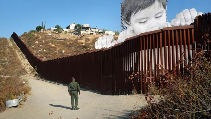 Un niño sobrevuela el muro de Trump