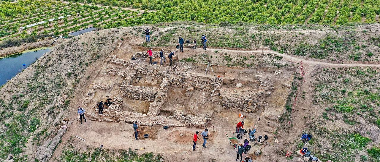 Vista aérea de las excavaciones arqueológicas en el yacimiento de los Saladares de Orihuela, con el edificio de 19 metros hallado. |