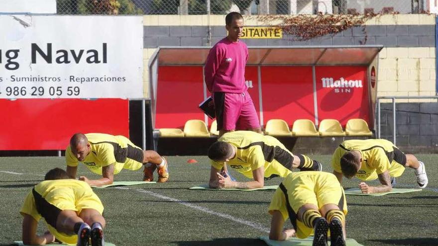 Borja Jiménez dirige la primera sesión de trabajo del Rápido. // Alba Villar