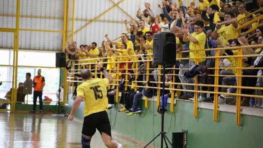 La grada de O Consello celebra uno de los goles.