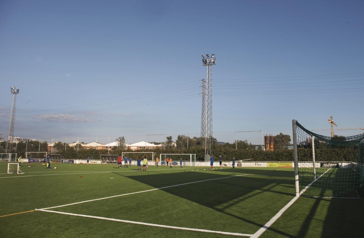Arrenca la instal·lació de 128 plaques fotovoltaiques al Camp de Futbol Josep Seguer de Parets Arrenca la instal·lació de 128 plaques fotovoltaiques al Camp de Futbol Josep Seguer de Parets