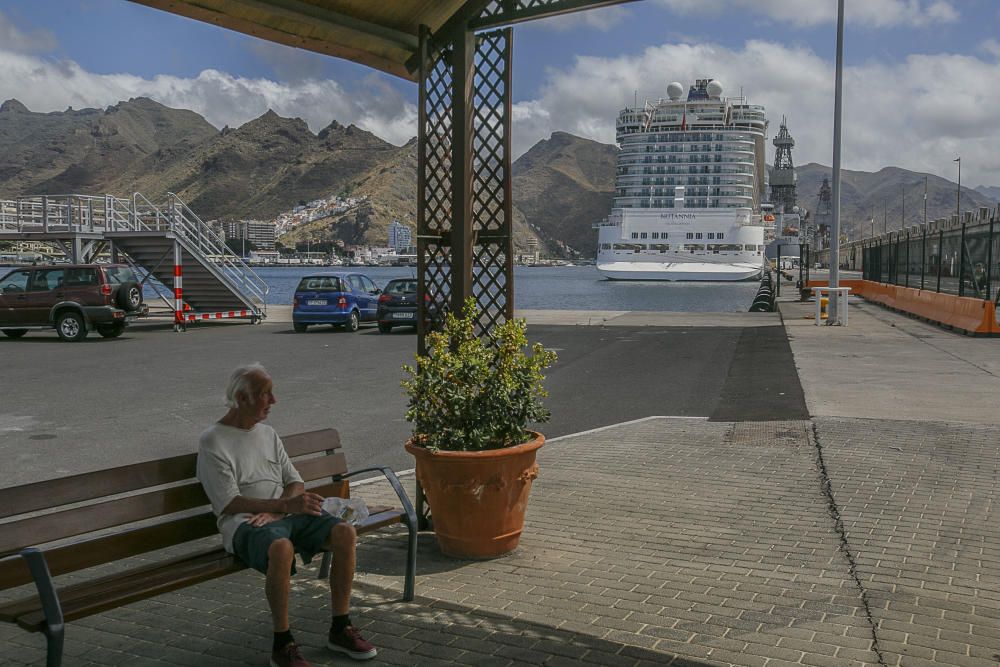 12/06/2016 CULTURA CIENCIA Llegada del físico Stephen Hawking al muelle de santa cruz en el crucero Britannia y  recibo por representantes del cabildo  puertos de tenerife y cámara de comercio para pasar un descanso en la isla y participar en el homenaje de STARMUS