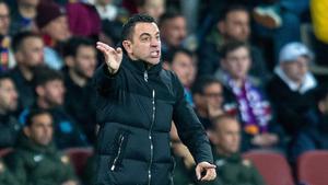 Xavi da instrucciones a sus jugadores en la primera parte del Barça-Nápoles en Montjuïc.