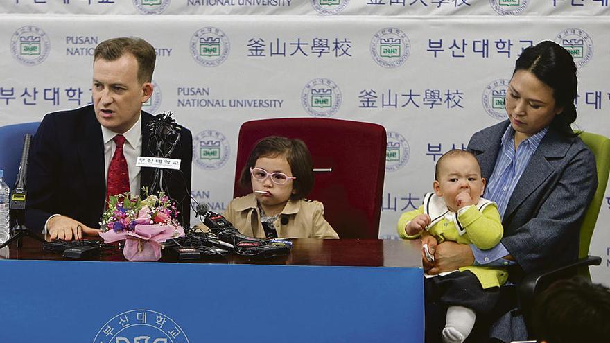 Robert Kelly y su mujer, Kim Jung-a, con sus hijos Marion y James, esta vez nada revoltosos.