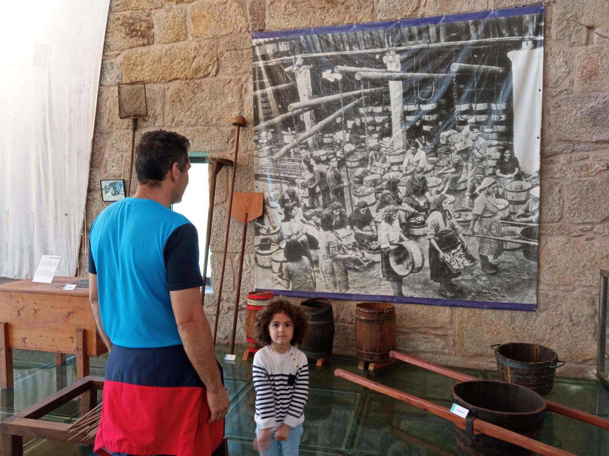 Un padre y su hija en el museo grovense.