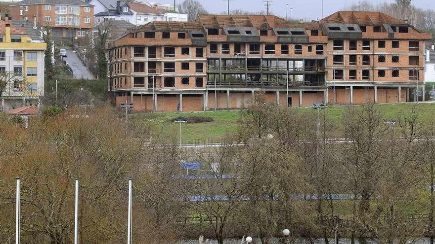 Edificios sin acabar en Lalín.