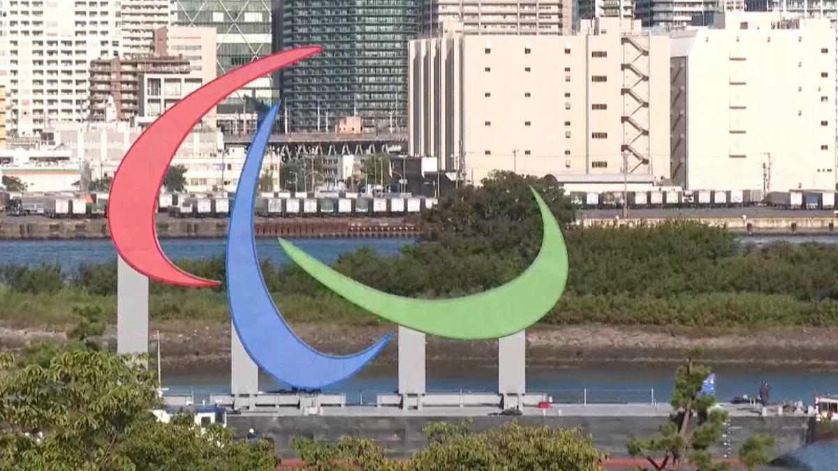 El símbolo &quot;Agitos&quot; de los Juegos Paralímpicos ya luce en Tokio