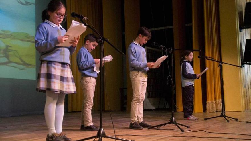 Cuatro alumnos del San Fernando, en la sesión de lectura.