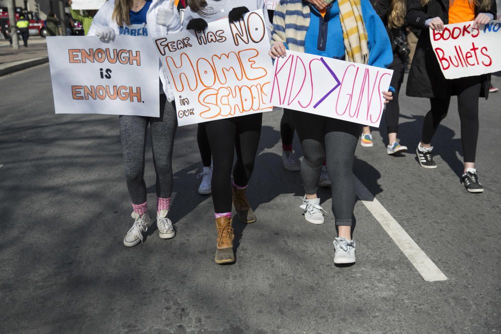 Miles de personas se han manifestado en Washington contra la venta de armas.