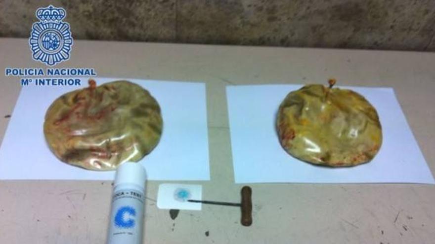 Detenida una mujer en Barajas con 1,7 kilos de cocaína en sus prótesis mamarias