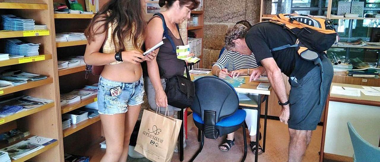 Visita guiada a la iglesia de Tirán en una rutas literaria de Moaña.