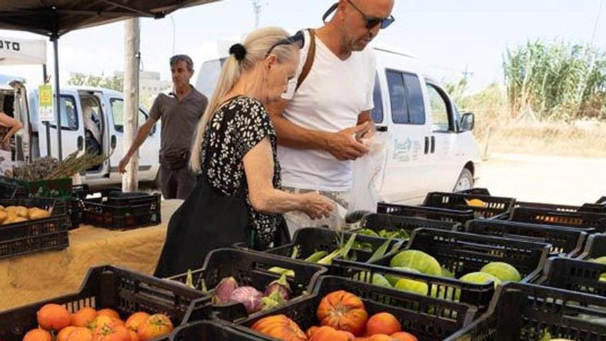 Un puesto de verduras en el último mercado de sa Cooperativa de Sant Antoni.